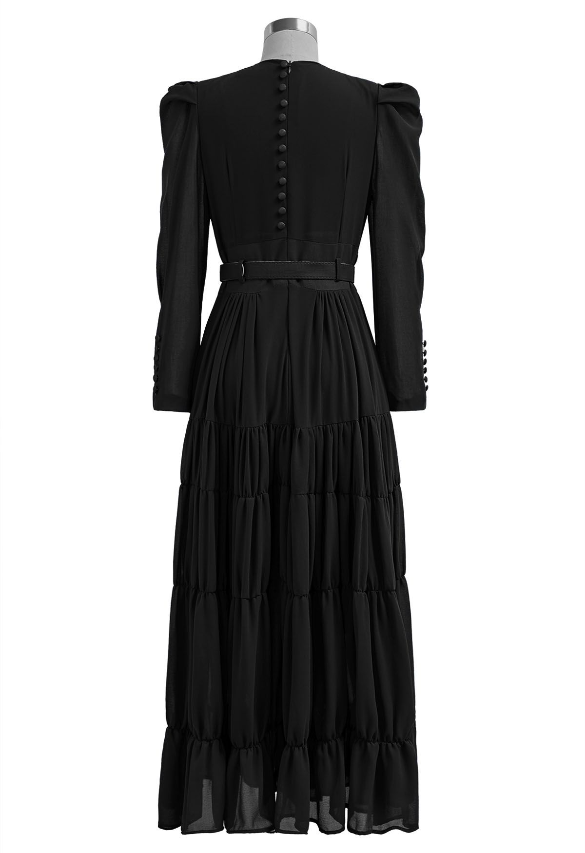 فستان من الشيفون ذو طبقات وحزام على شكل حرف V باللون الأسود