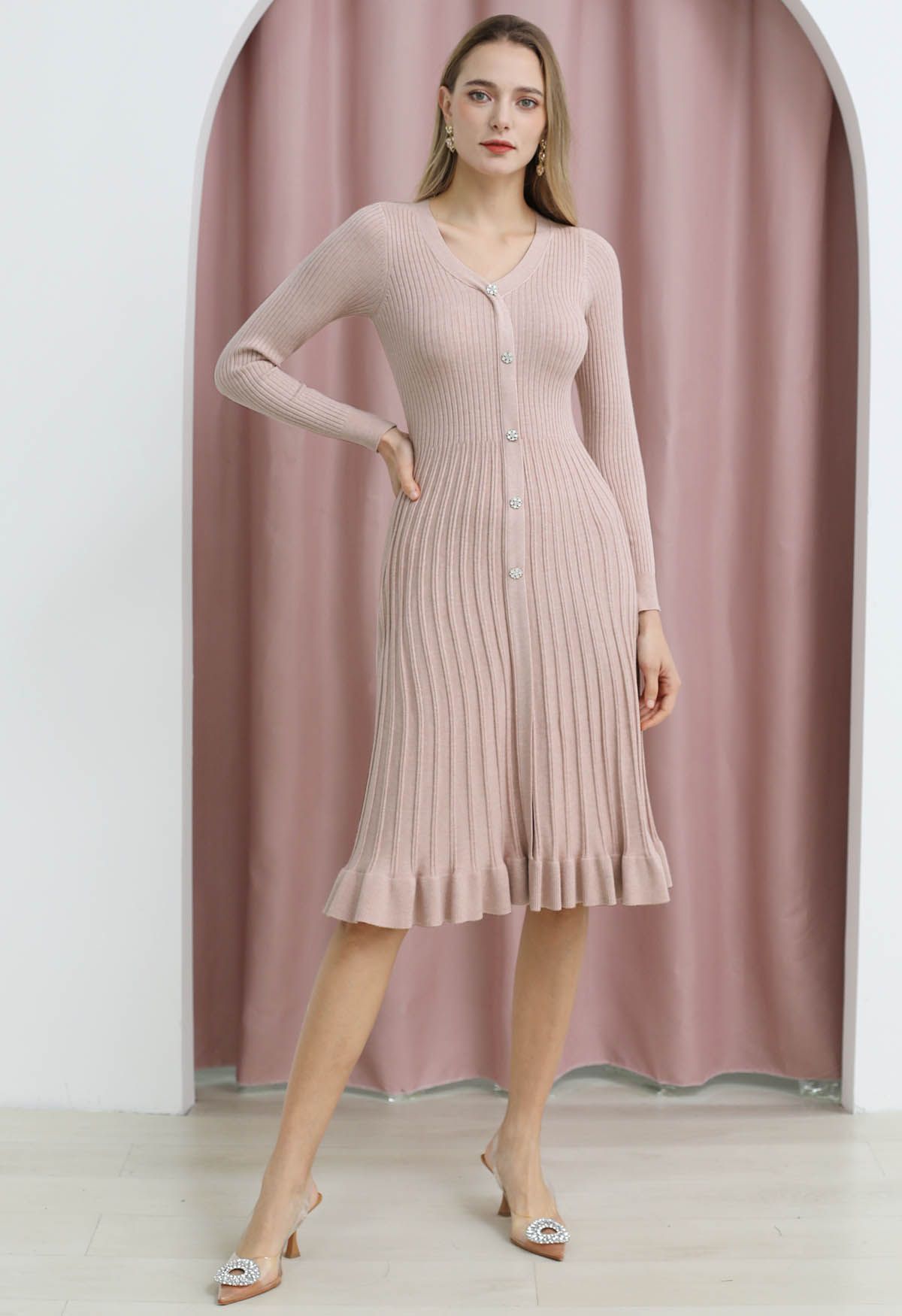 فستان متوسط الطول منسوج ومضلع بأزرار أمامية باللون الوردي