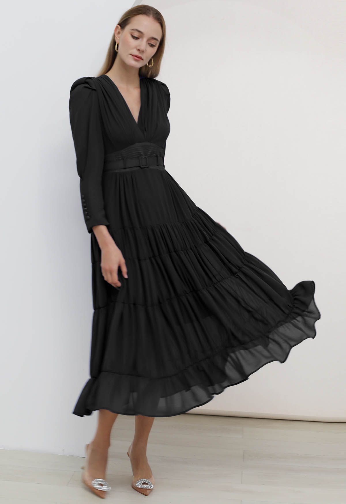 فستان من الشيفون ذو طبقات وحزام على شكل حرف V باللون الأسود