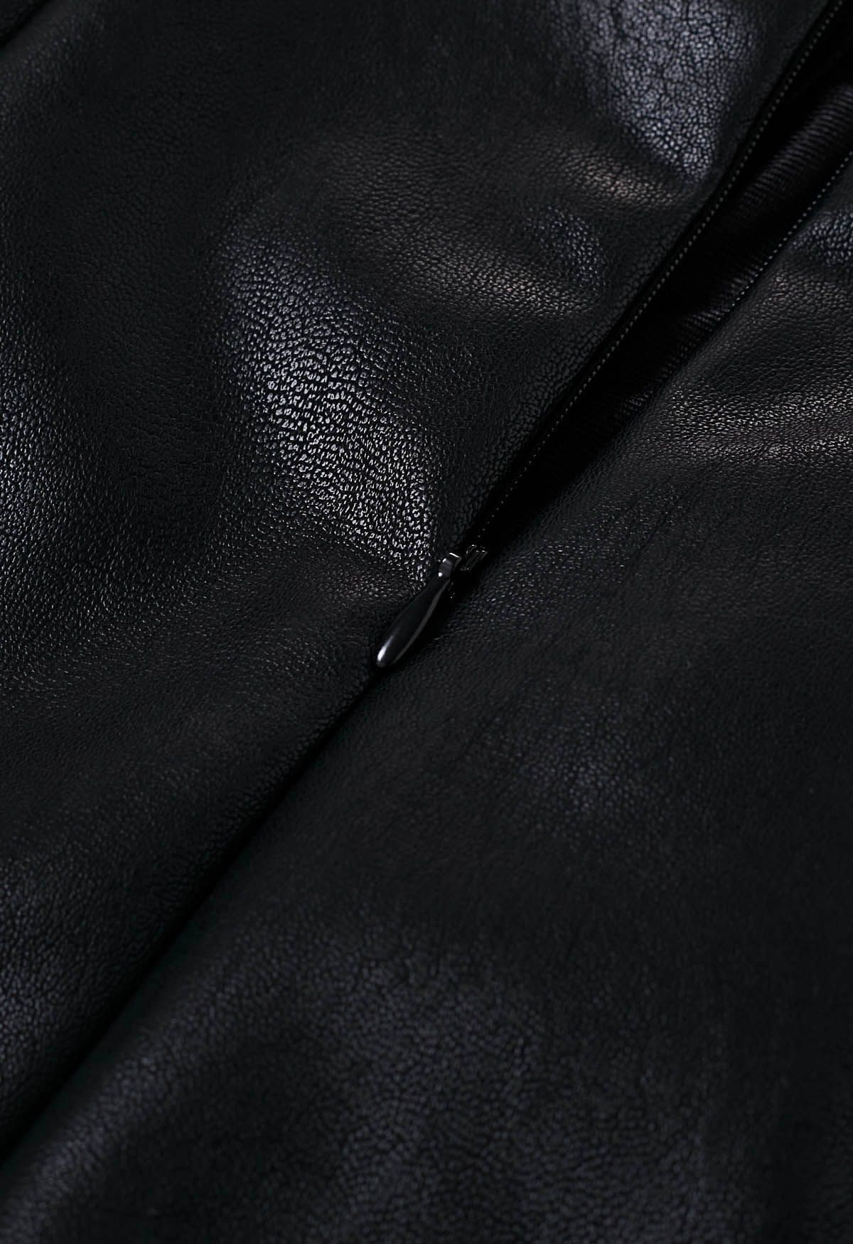 تنورة قصيرة من الجلد الصناعي بأزرار غير متماثلة باللون الأسود