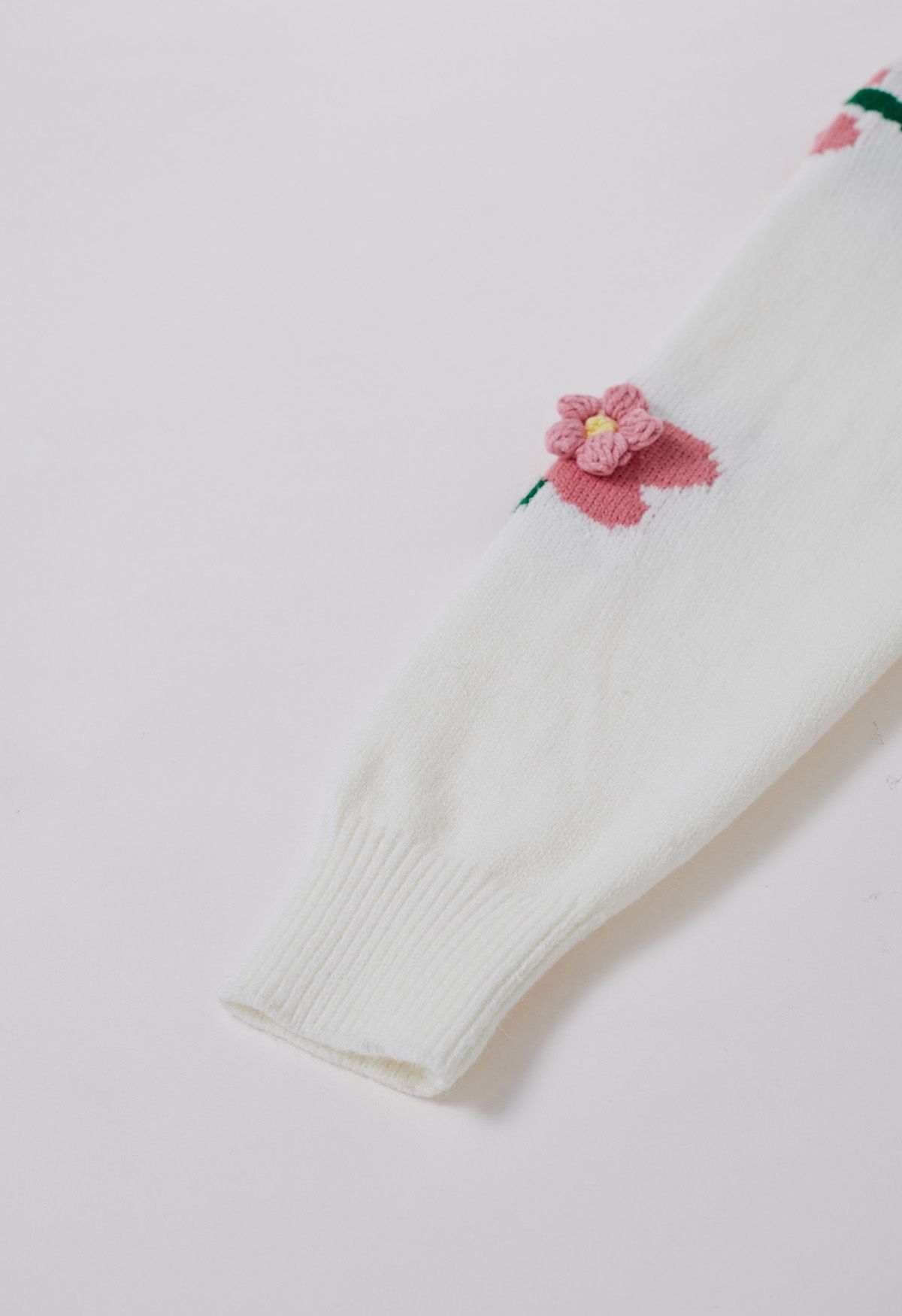 سترة صوفية مطرزة بأزرار سفلية على شكل زهرة ثلاثية الأبعاد باللون الأبيض