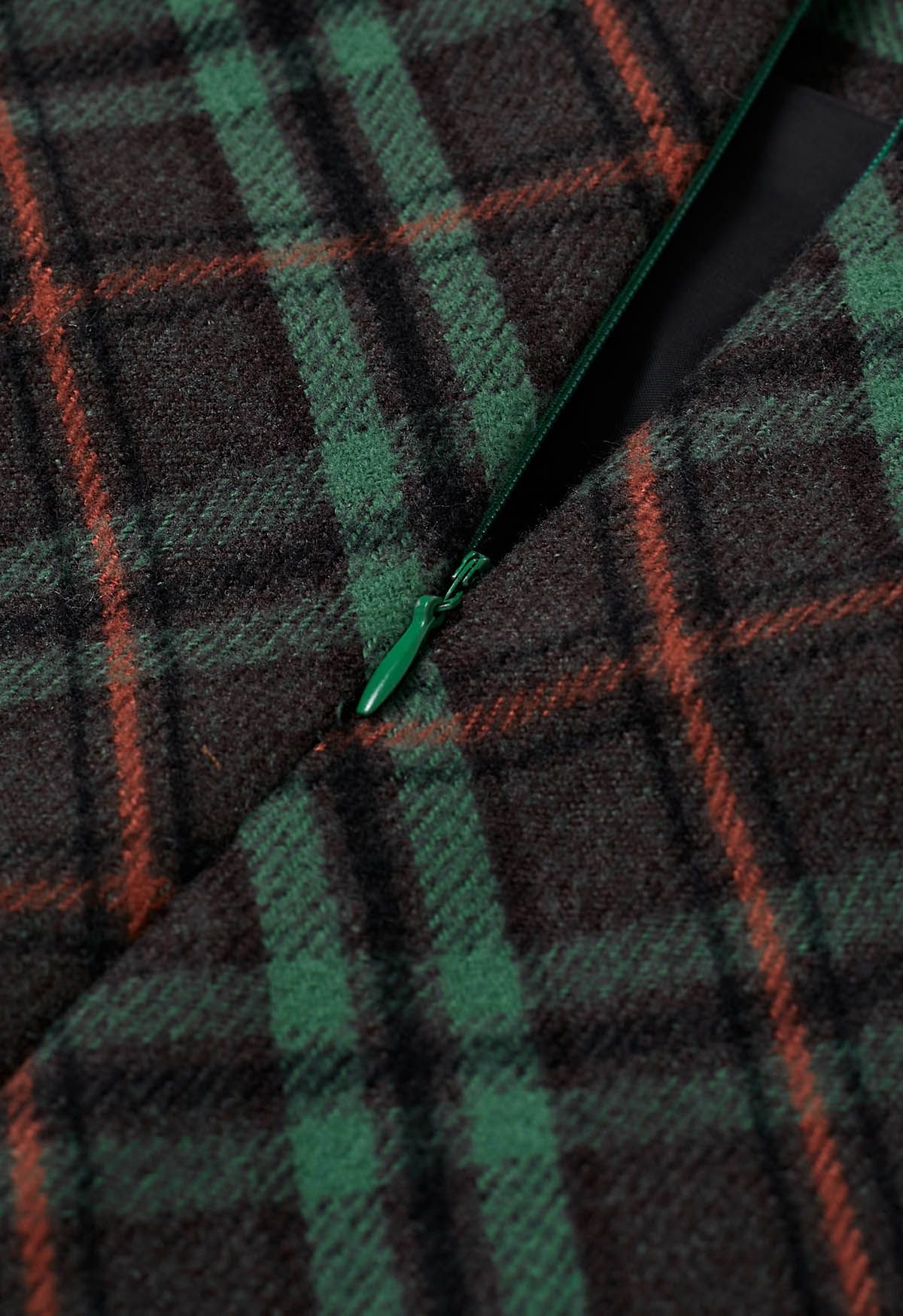 تنورة برعم صغيرة حديثة من قماش الترتان باللون الأخضر