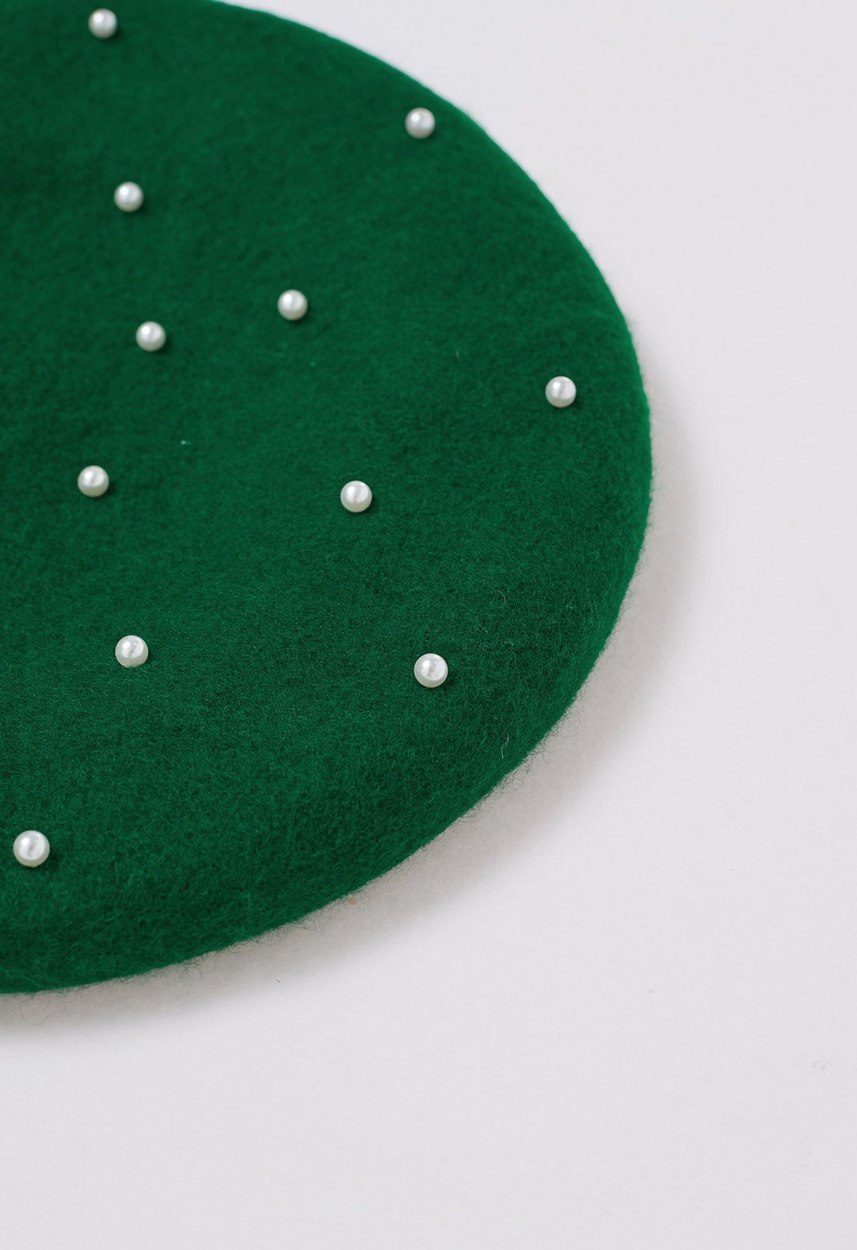 قبعة بيريه مصنوعة يدويًا من مزيج الصوف واللؤلؤ باللون الأخضر الداكن