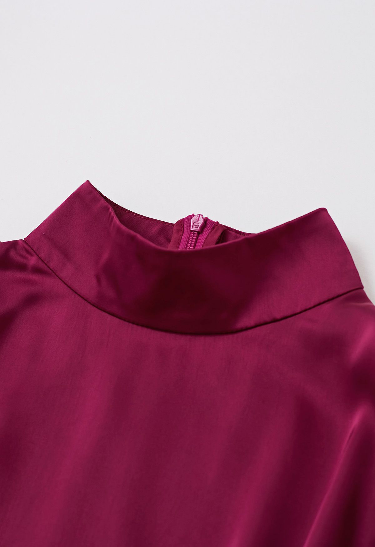 فستان شاين برايت طويل من التول بياقة عالية باللون العنابي
