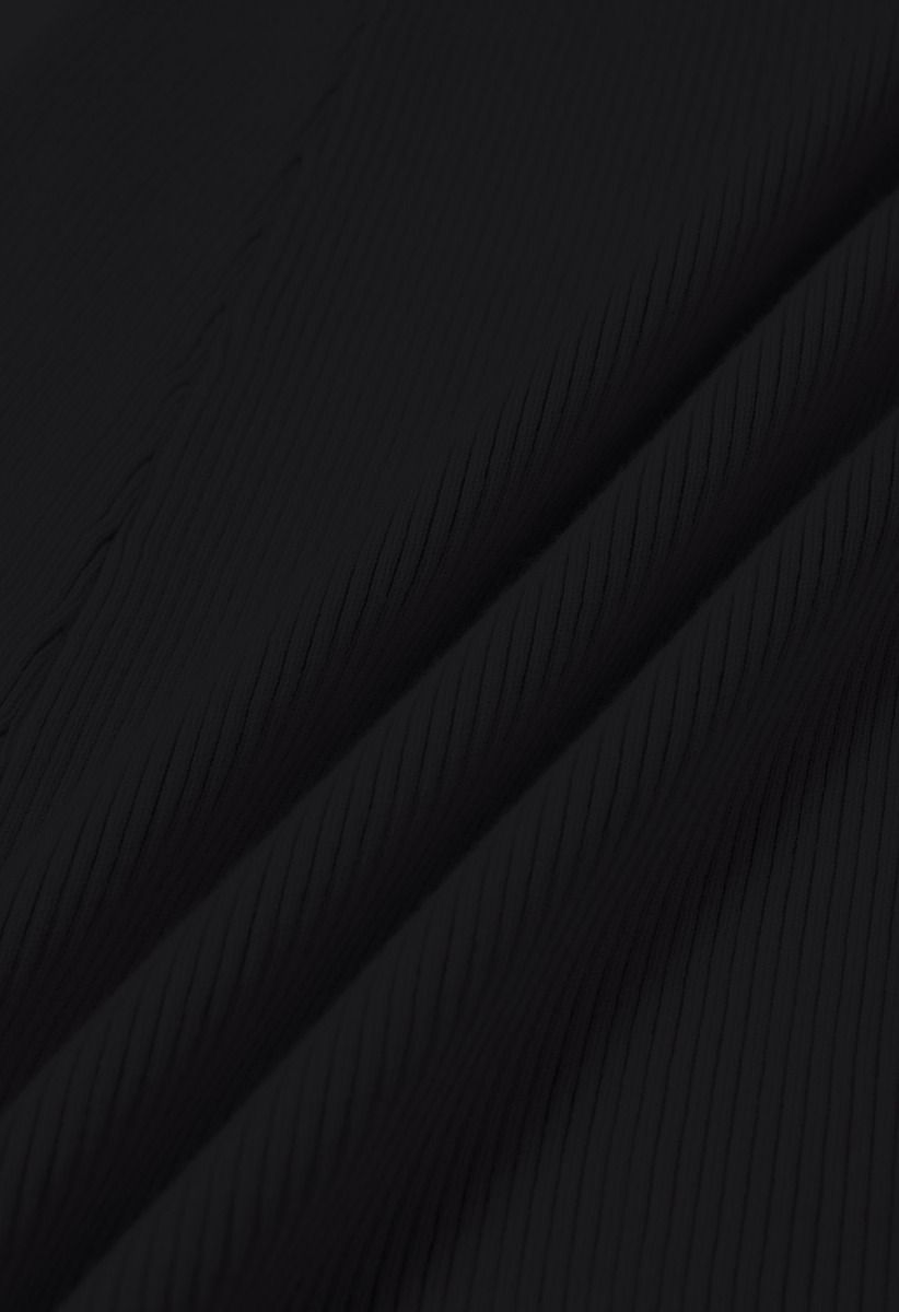 فستان ميدي منسوج بفتحات غير متماثلة باللون الأسود