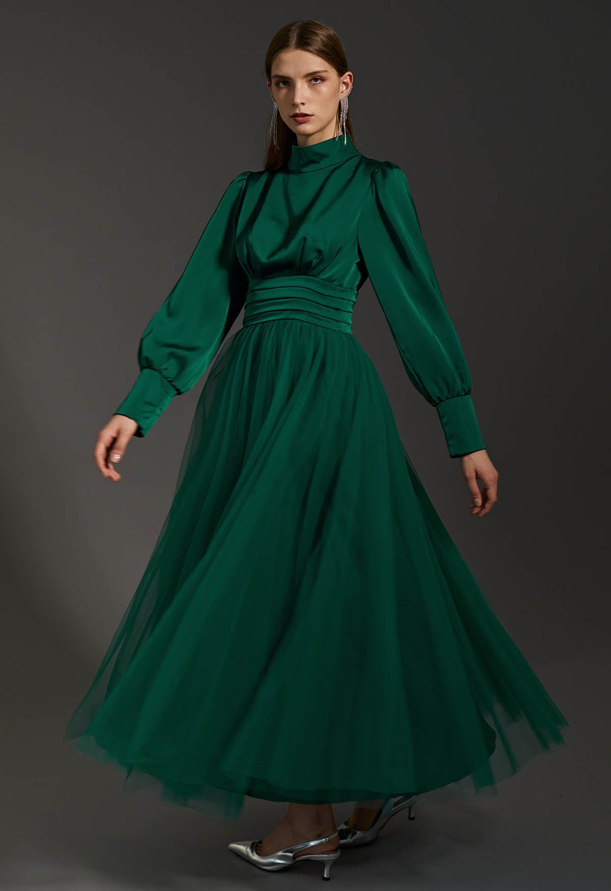 فستان شاين برايت طويل من التول بياقة عالية باللون الزمردي