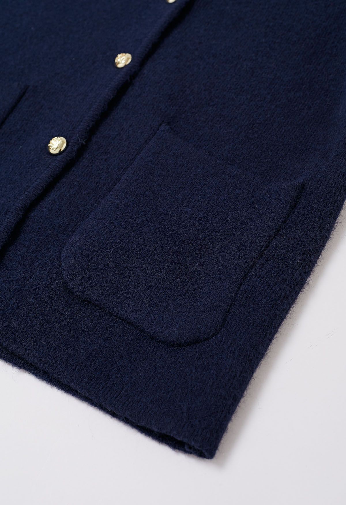 معطف بدون ياقة وياقة على شكل حرف V وجيوب باللون الأزرق الداكن