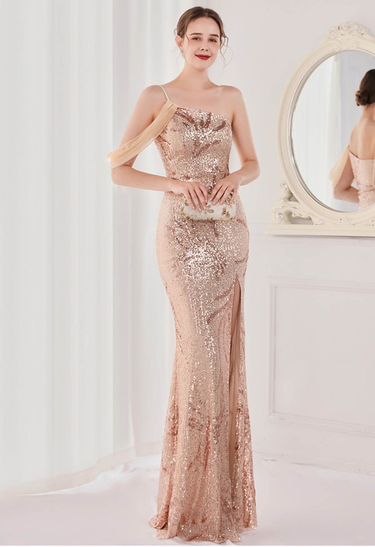 فستان طويل مطرز بكتف واحد وفتحة أمامية بلون الشمبانيا