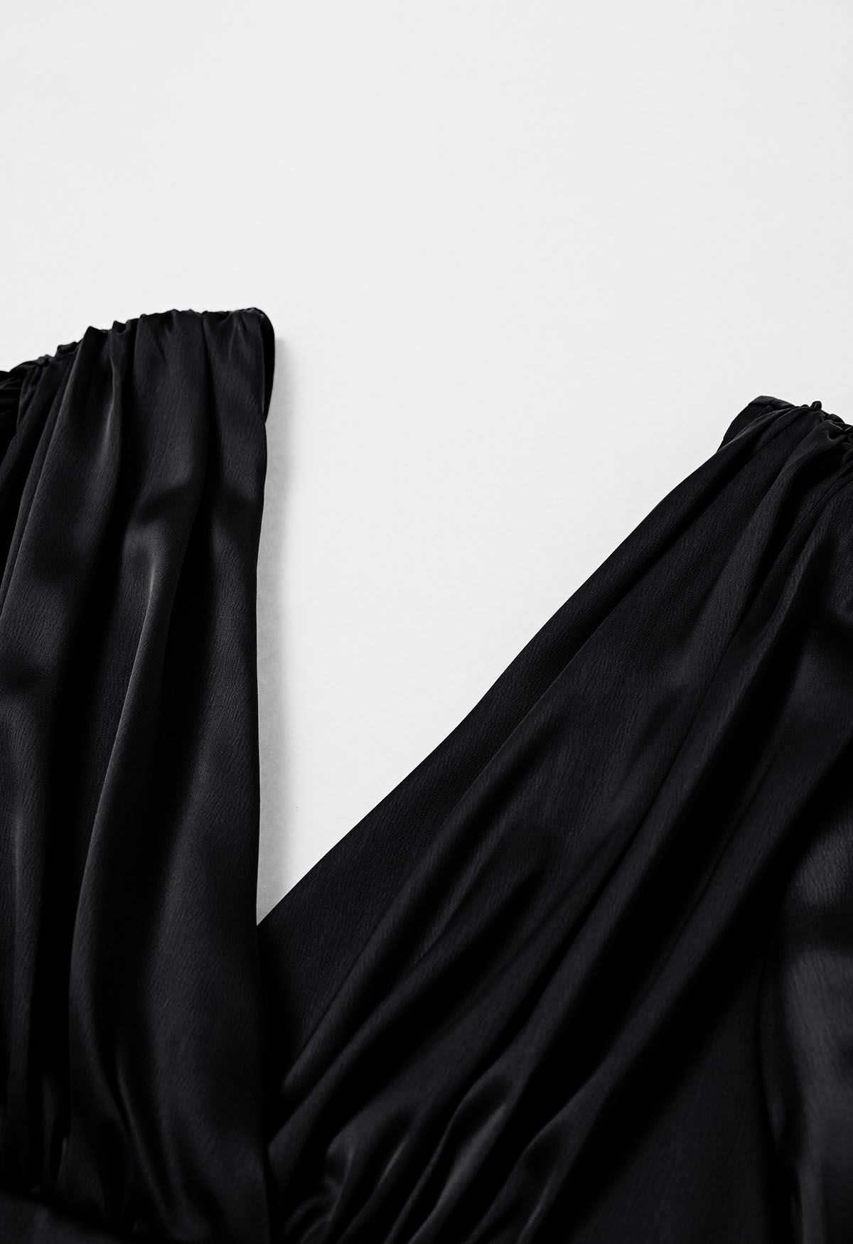 اغراق الخامس الرقبة Ruched الخصر فستان الساتان باللون الأسود