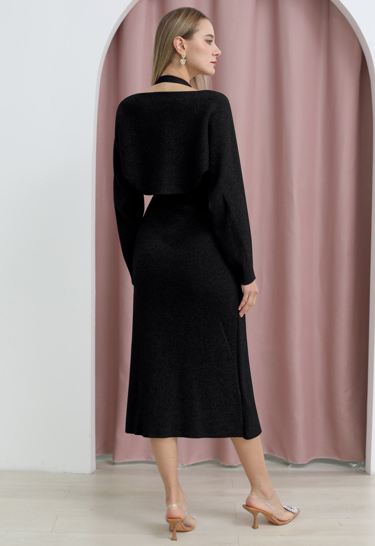 فستان منسوج مكشكش ورقبة متقاطعة وسروال باللون الأسود