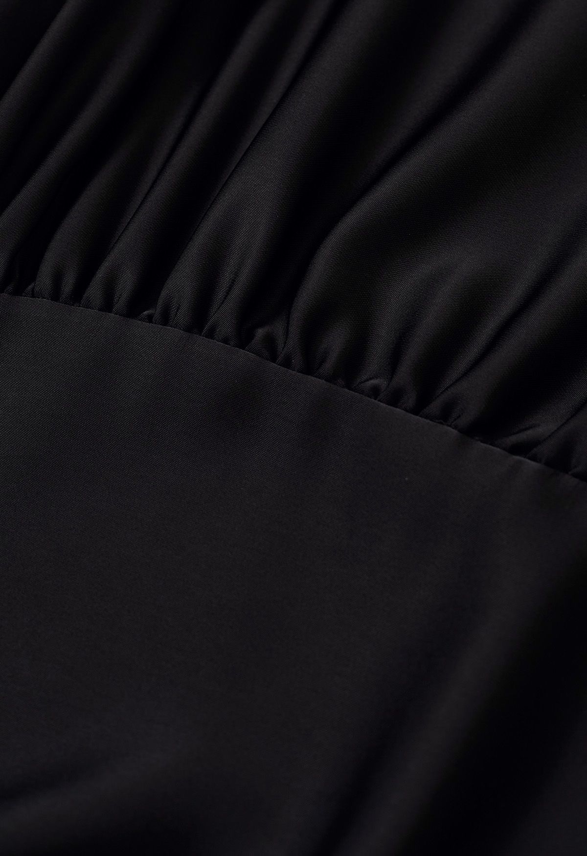 فستان طويل من الساتان برقبة قارب ملفوفة باللون الأسود