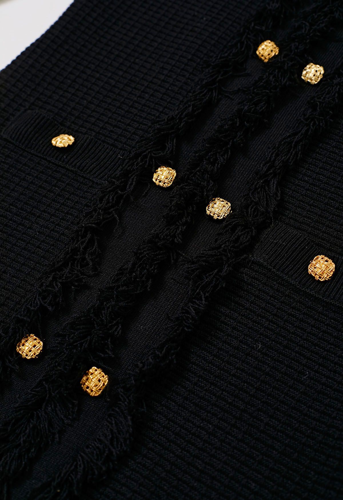 فستان منسوج بأزرار ذهبية بحافة هامشية باللون الأسود