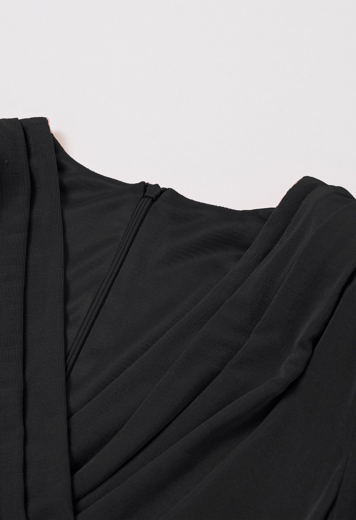 فستان ساتان مخملي بحاشية غير متماثلة باللون الأسود