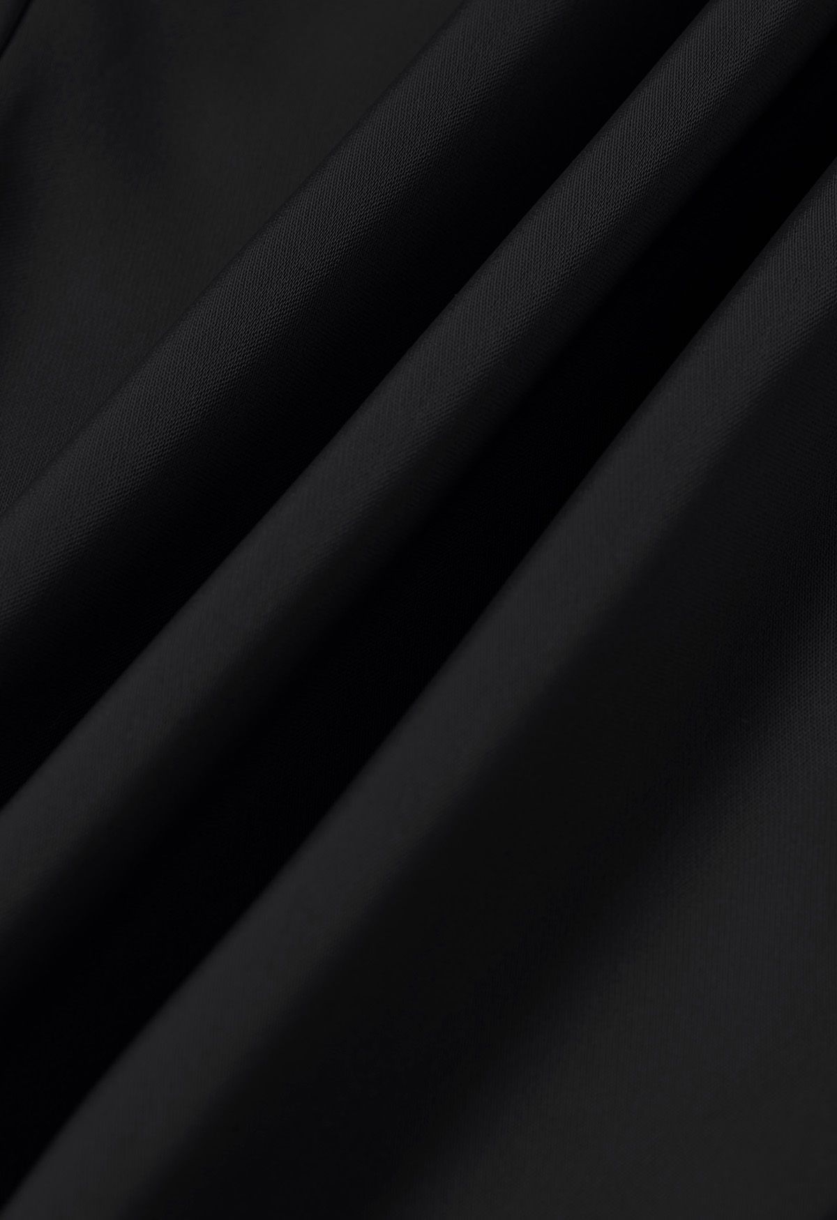 فستان ساتان مخملي بحاشية غير متماثلة باللون الأسود