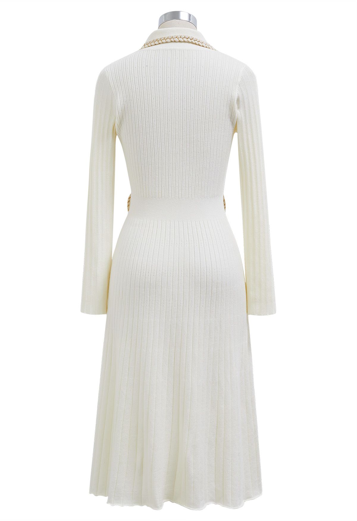 فستان متوسط الطول منسوج بحواف مضفرة وياقة باللون الأبيض