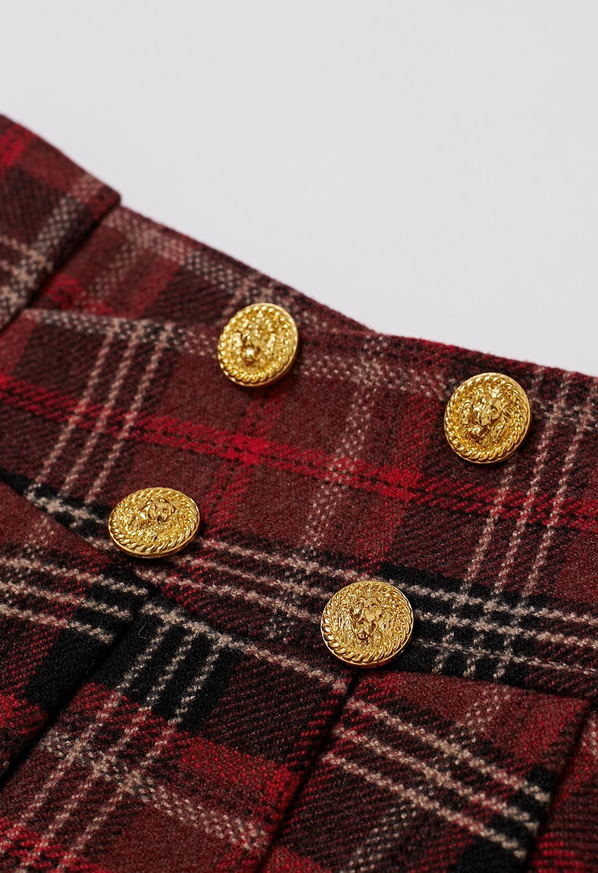 تنورة قصيرة ذات ثنيات مصنوعة من مزيج الصوف بأزرار ذهبية باللون العنابي المنقوش