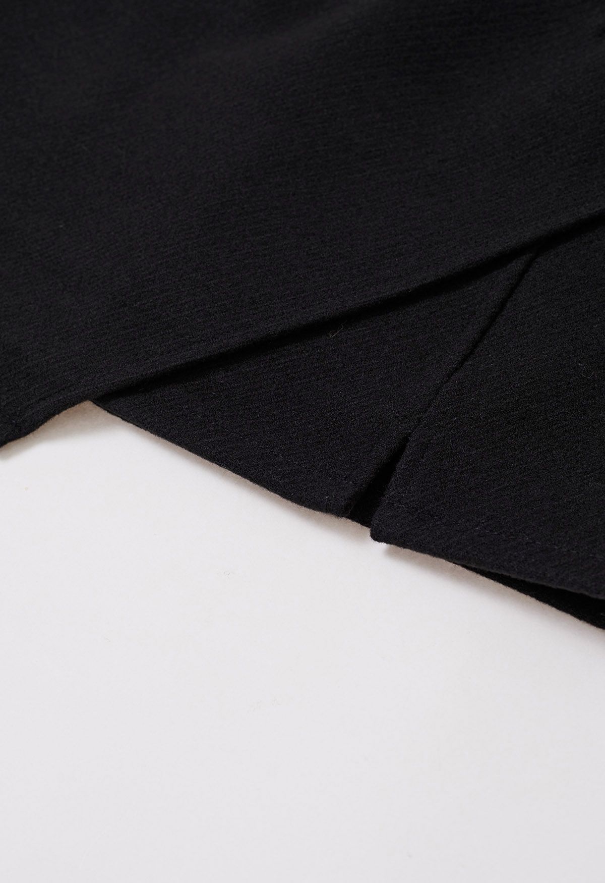 تنورة قصيرة من مزيج الصوف مع حافة مدببة باللون الأسود