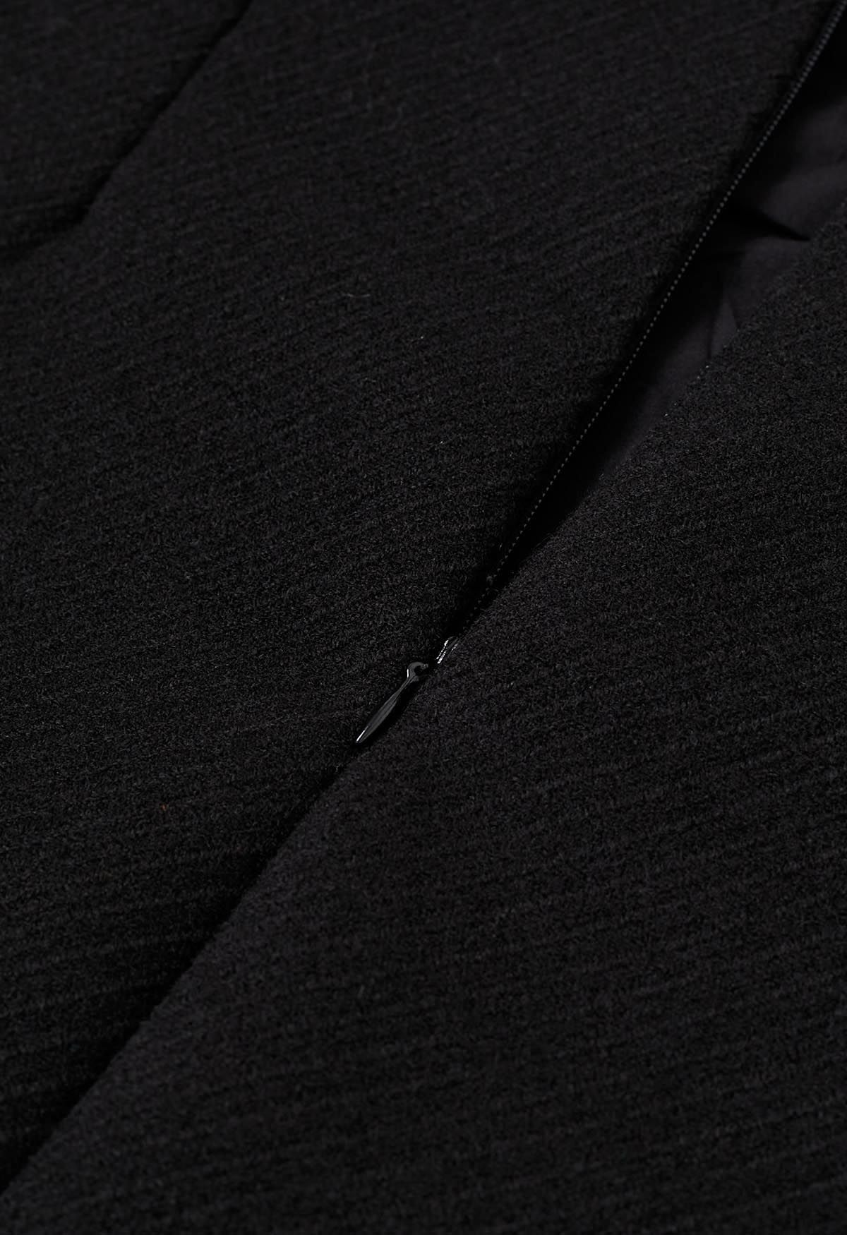 تنورة قصيرة من مزيج الصوف مع حافة مدببة باللون الأسود