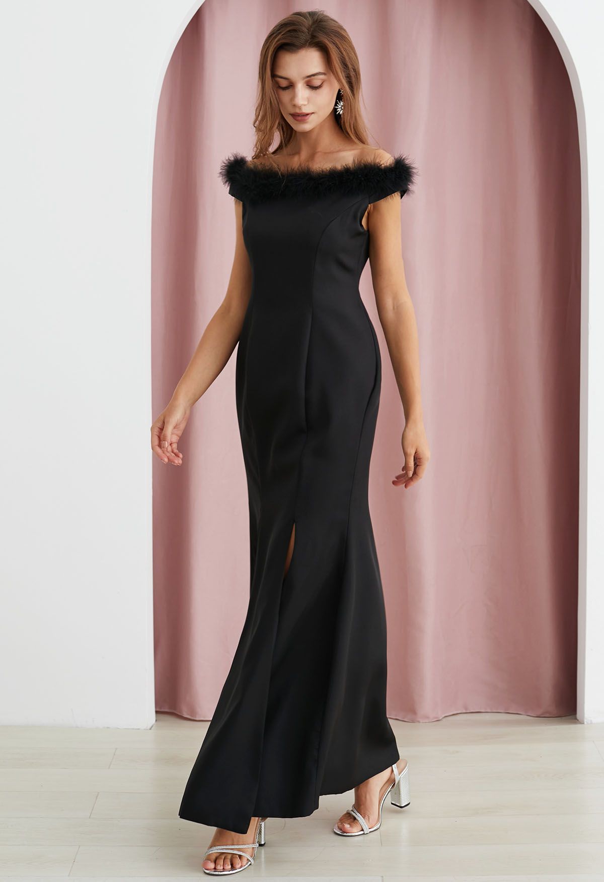 فستان ذو فتحة رقبة من الريش باللون الأسود