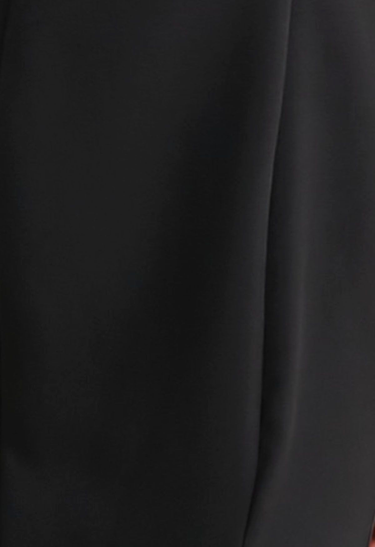فستان ذو فتحة رقبة من الريش باللون الأسود