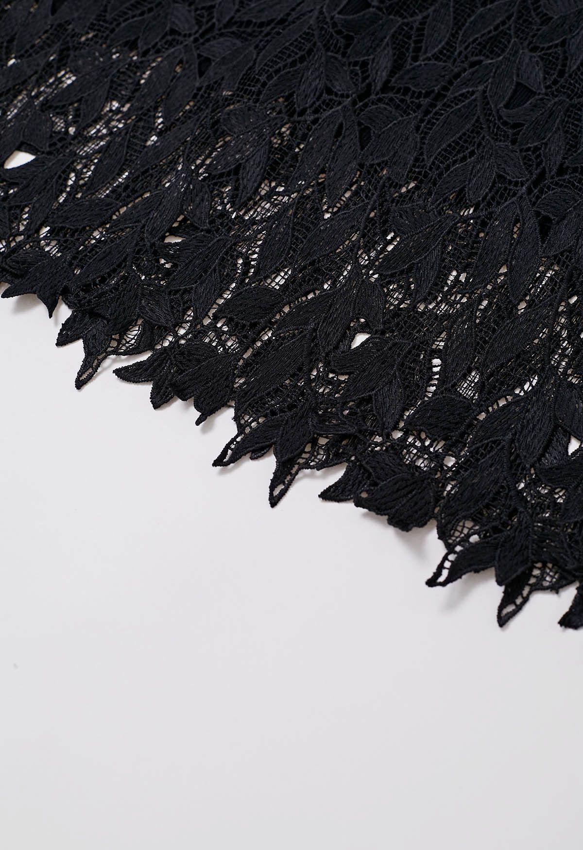 تنورة ميدي متماسكة بطبقة من الدانتيل باللون الأسود