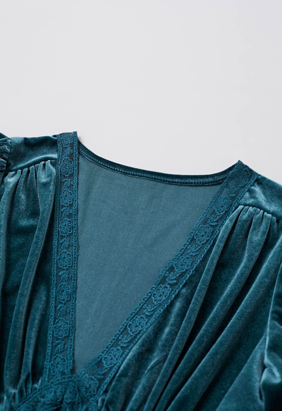 فستان مخملي بأكمام واسعة وياقة على شكل حرف V باللون الأزرق المخضر