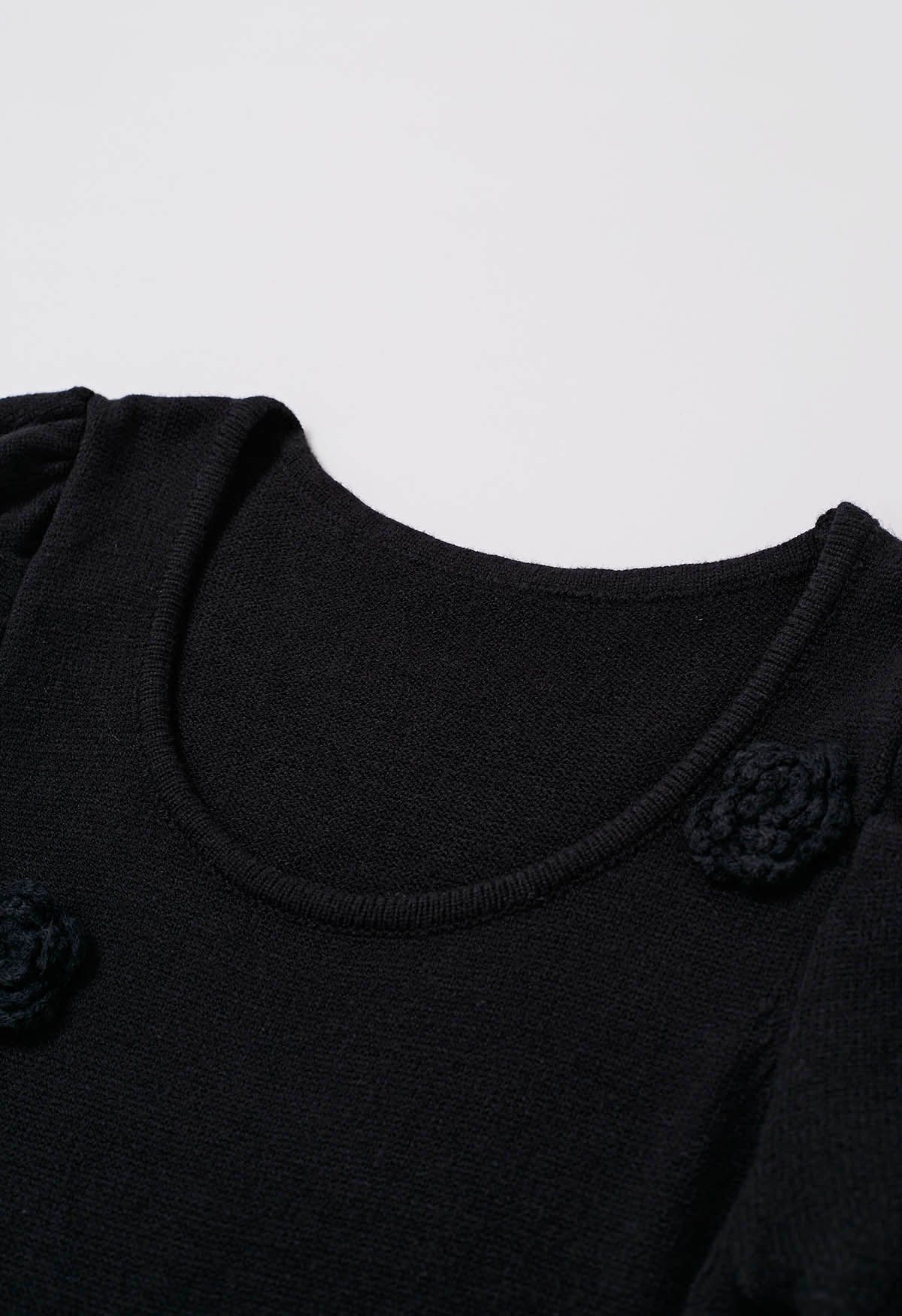 فستان منسوج بفتحة رقبة واسعة وزهرة باللون الأسود