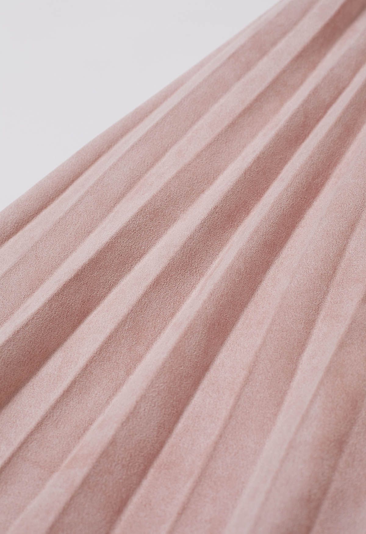 تنورة متوسطة الطول بطيات من جلد الغزال الصناعي الناعم باللون الوردي