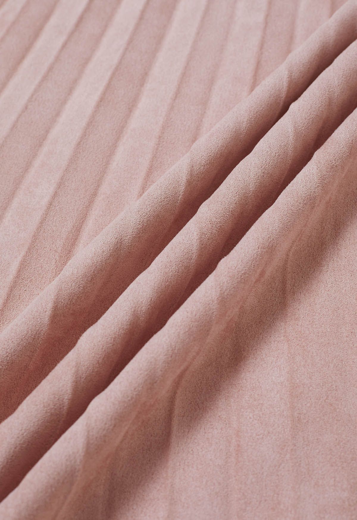 تنورة متوسطة الطول بطيات من جلد الغزال الصناعي الناعم باللون الوردي
