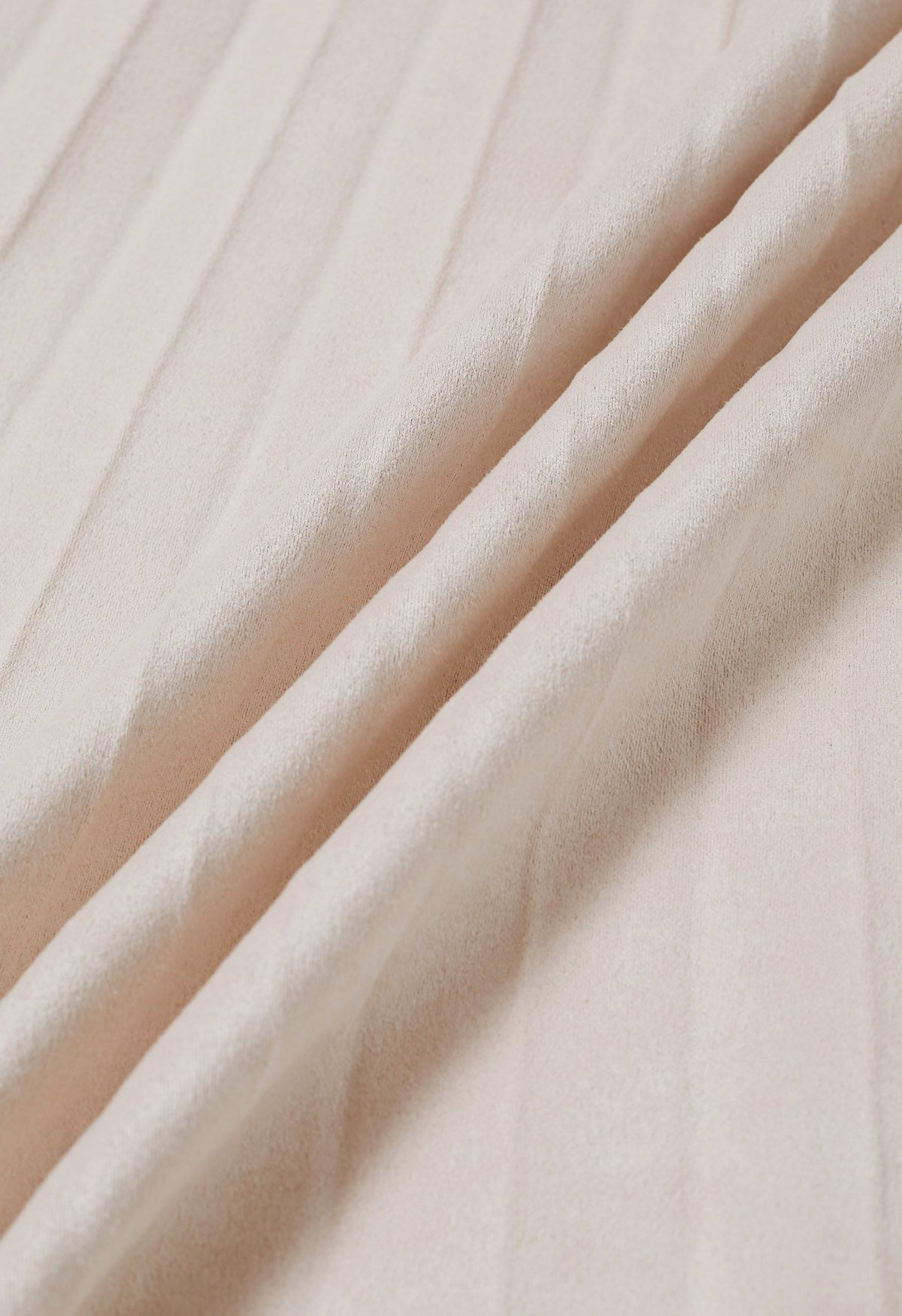 تنورة ميدي مطوية من جلد الغزال الصناعي الناعم باللون العاجي