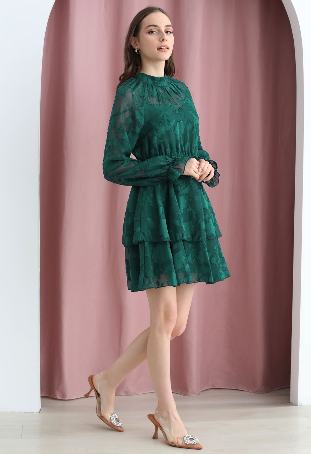 فستان قصير من قماش الجاكار الشبكي ذو طبقات باللون الزمردي