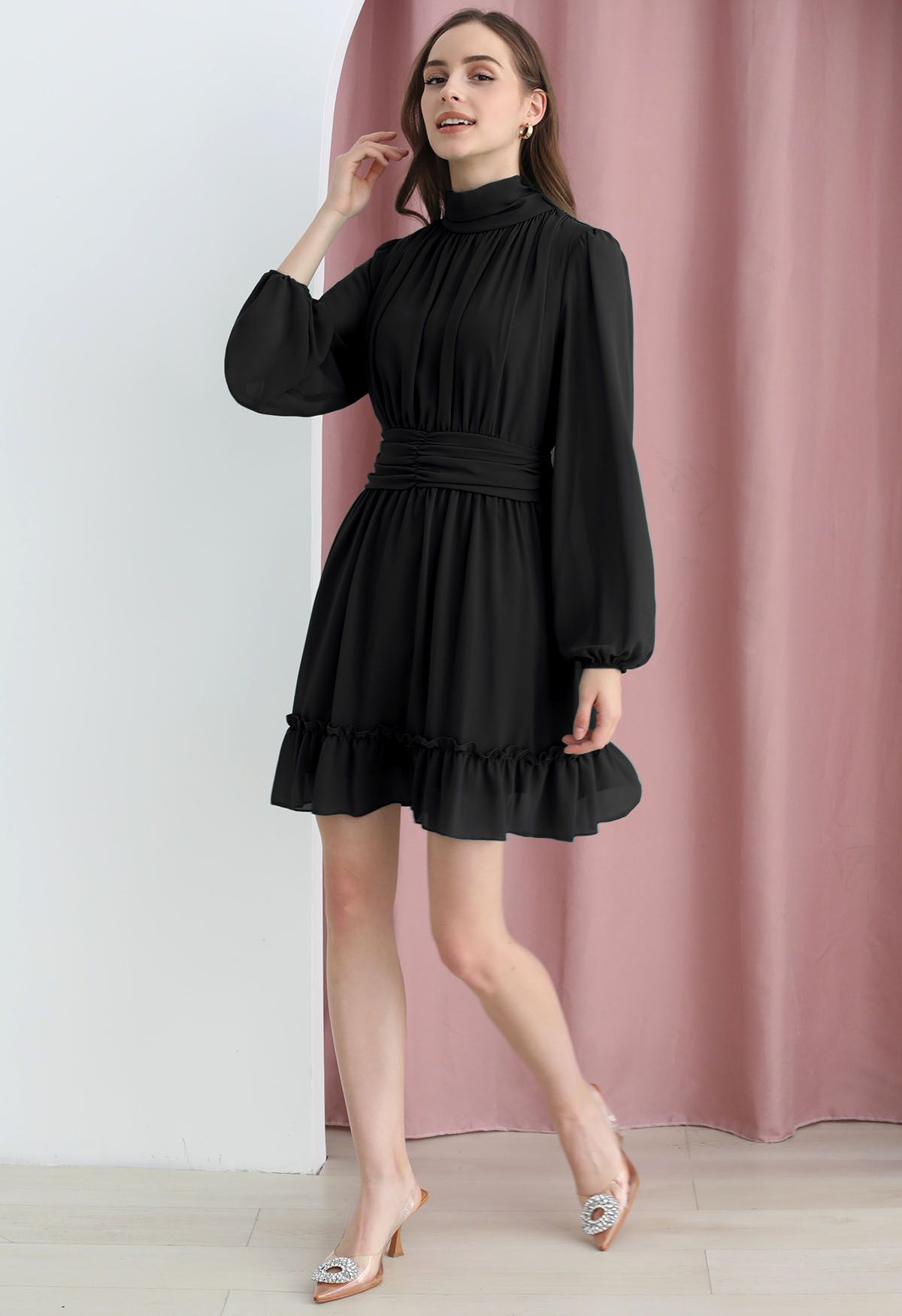 فستان من الشيفون ذو رقبة وهمية وخصر مكشكش باللون الأسود