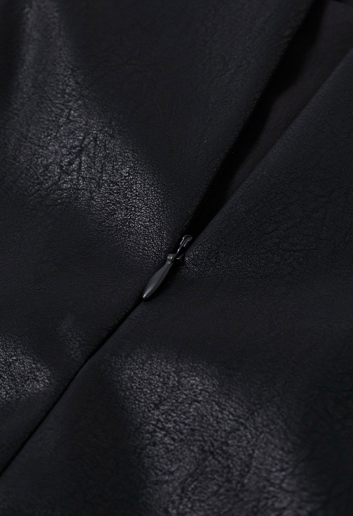 تنورة قصيرة من الجلد الصناعي بحاشية ريش باللون الأسود