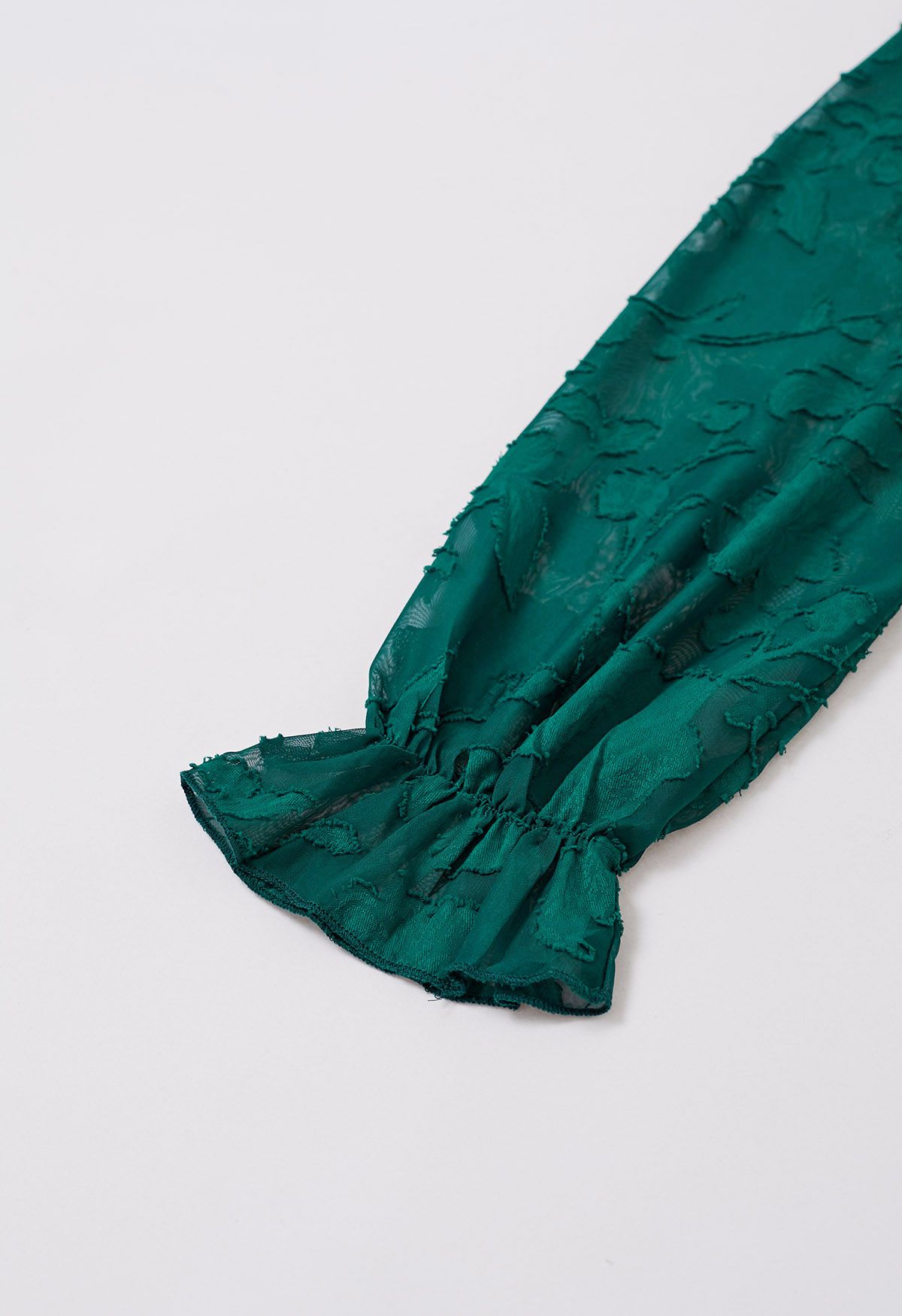 فستان قصير من قماش الجاكار الشبكي ذو طبقات باللون الزمردي