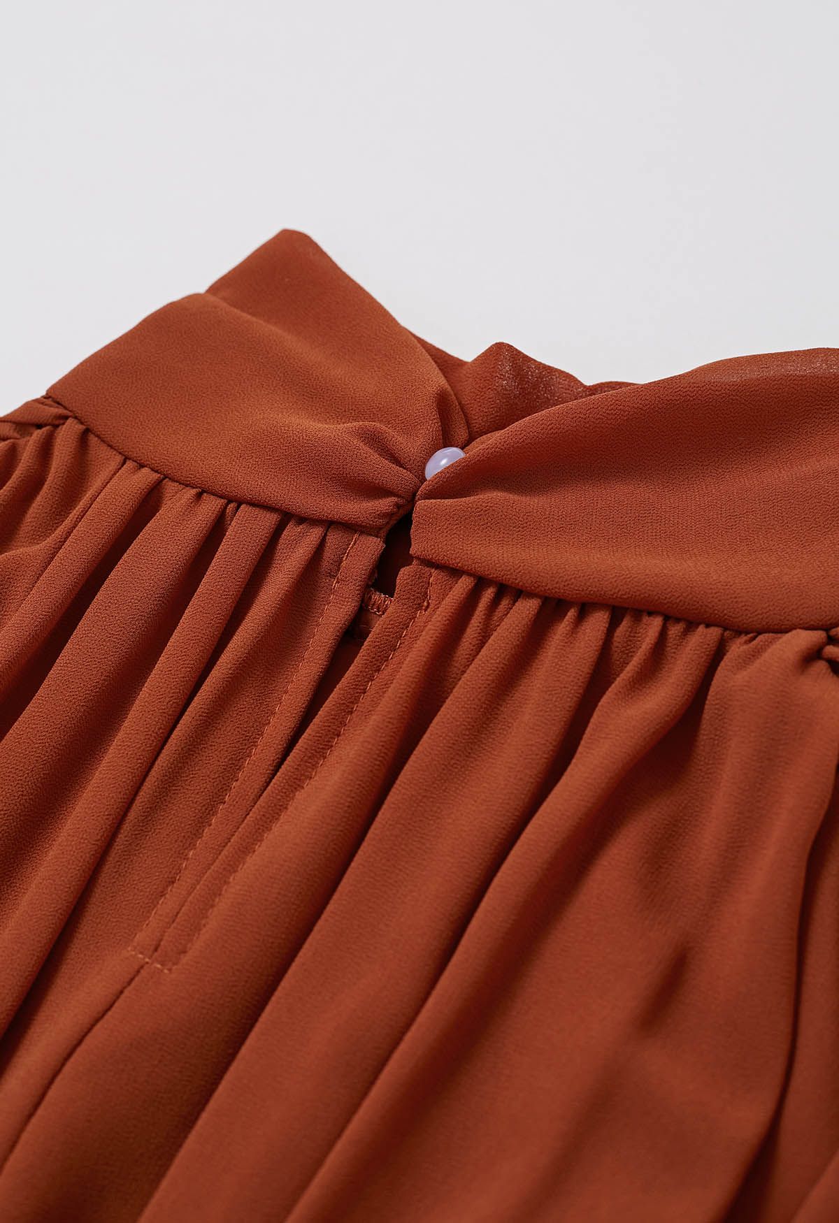 فستان من الشيفون ذو رقبة وهمية وخصر مزموم باللون البرتقالي