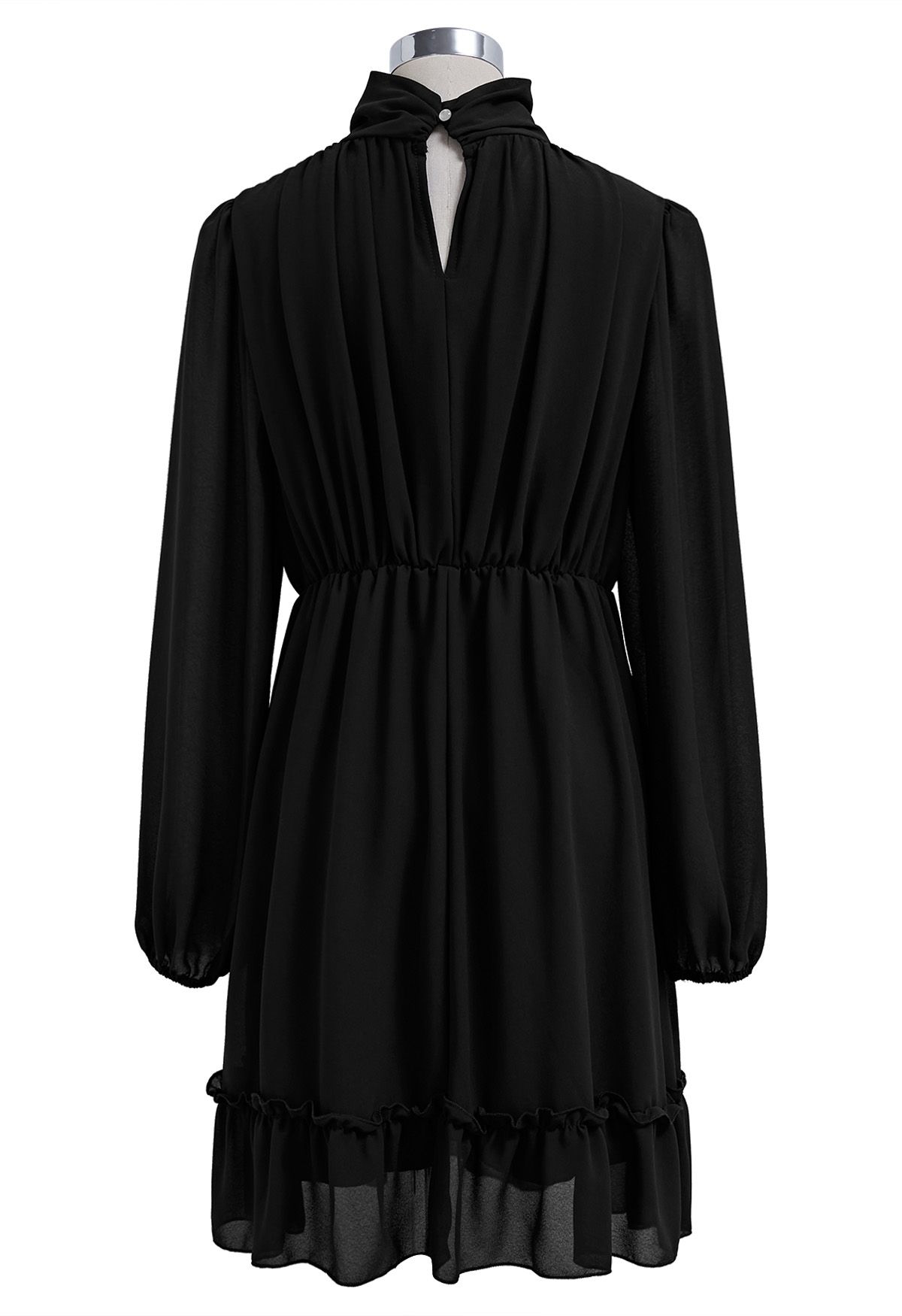 فستان من الشيفون ذو رقبة وهمية وخصر مكشكش باللون الأسود