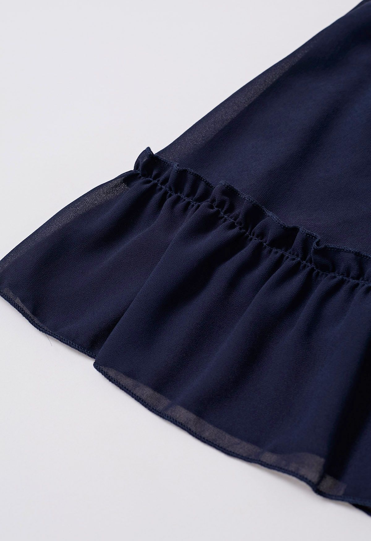 فستان من الشيفون ذو رقبة وهمية وخصر مكشكش باللون الأزرق الداكن