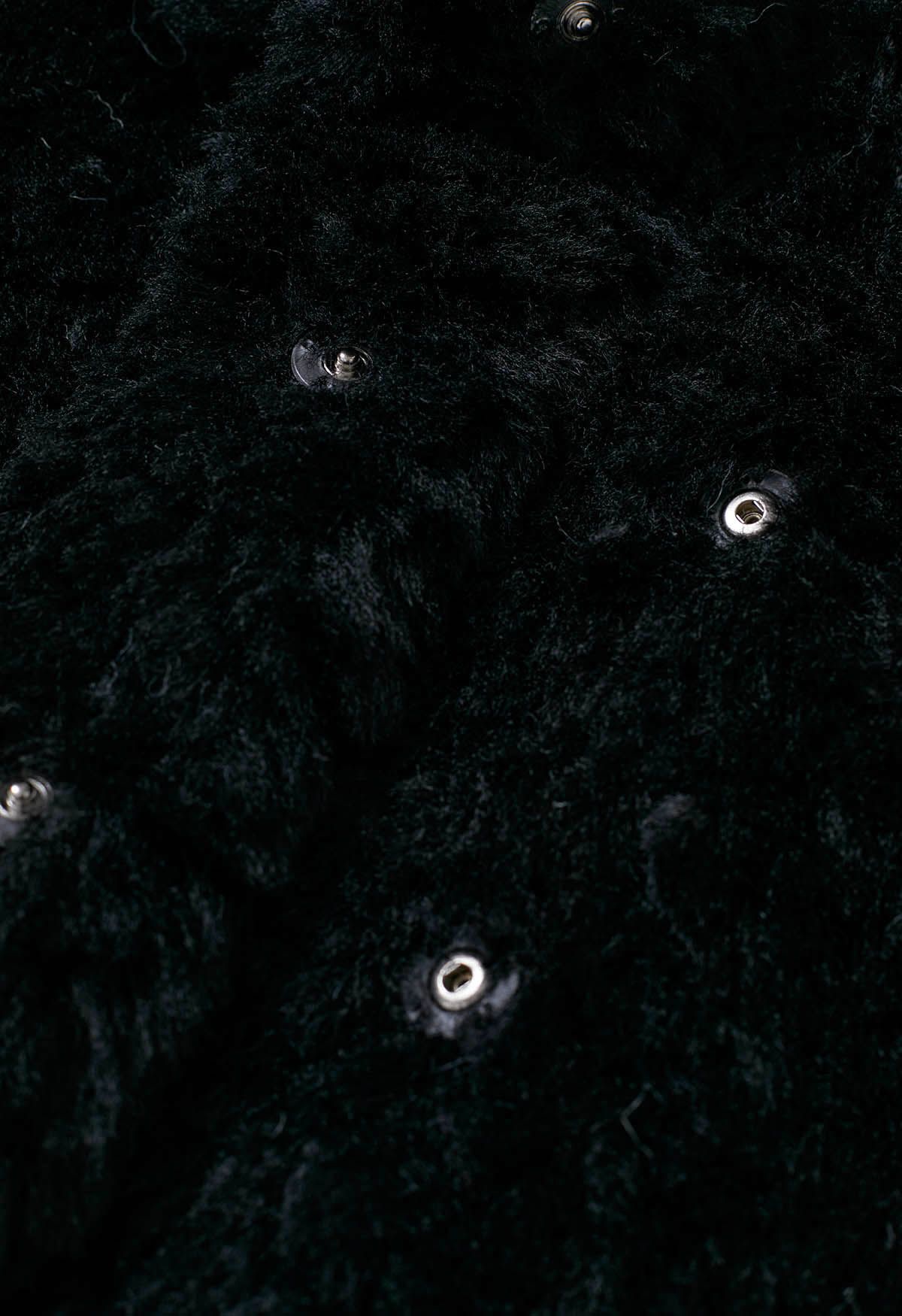 معطف قصير بياقة من الفرو الصناعي باللون الأسود