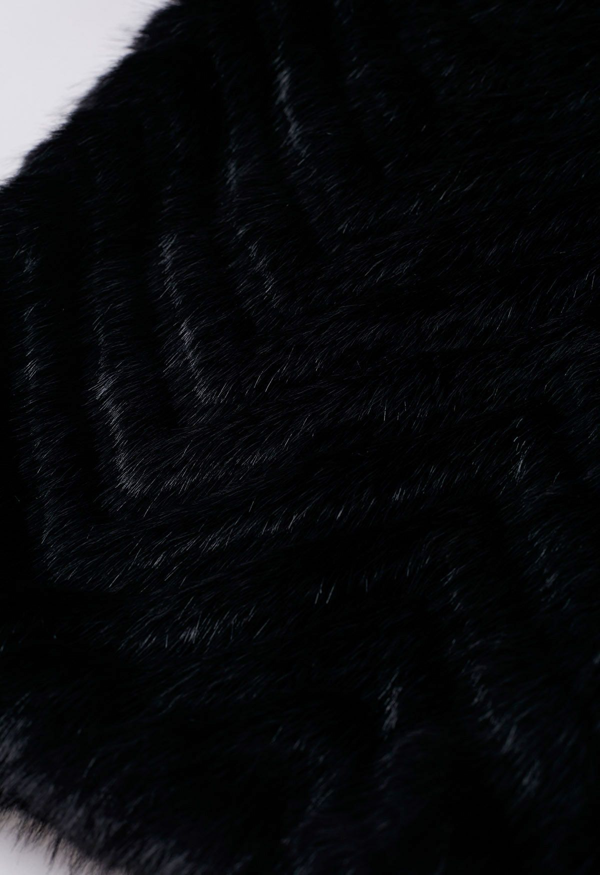 معطف الفرو الصناعي الفاخر باللون الأسود