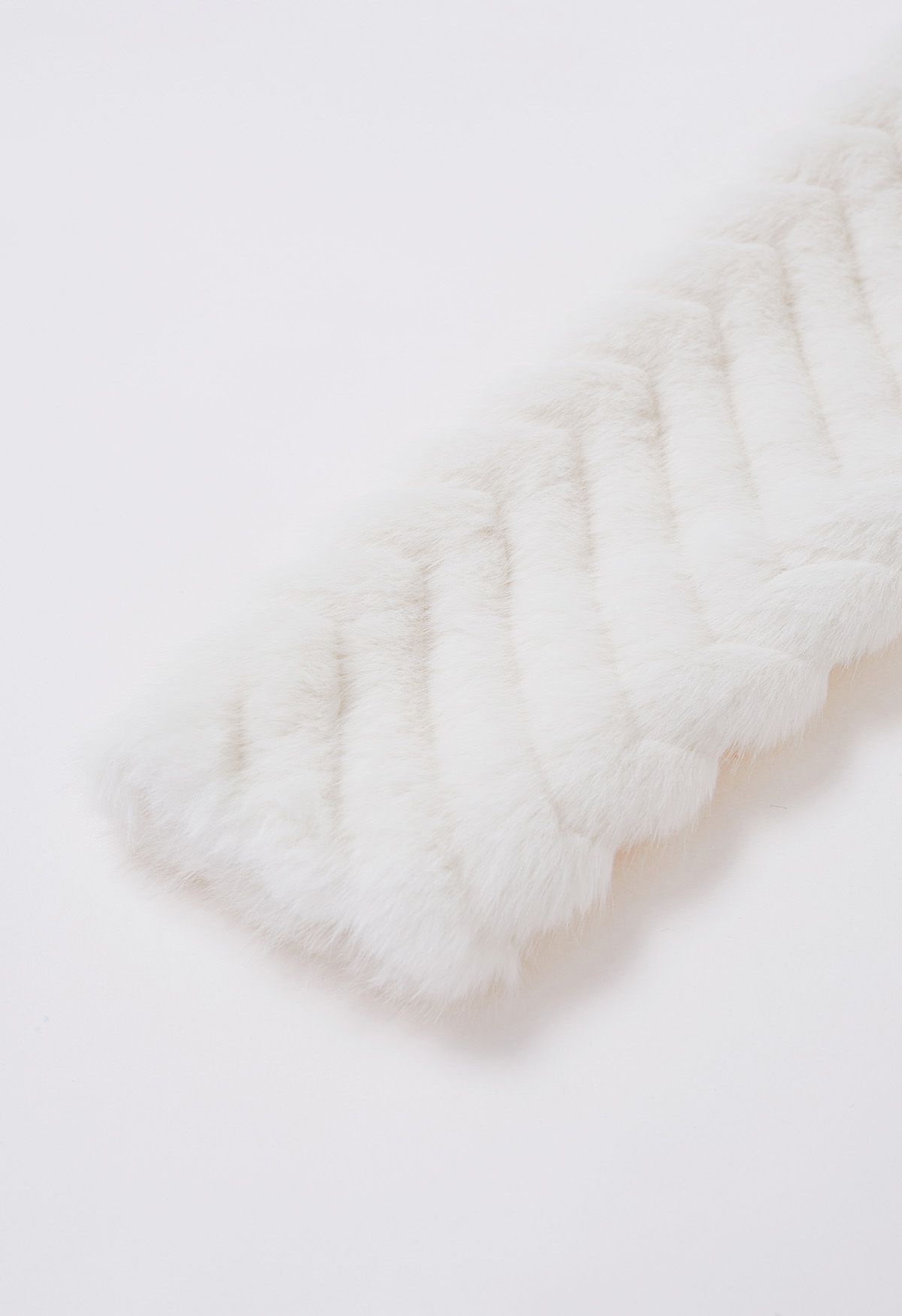 معطف الفرو الصناعي الفاخر باللون الأبيض