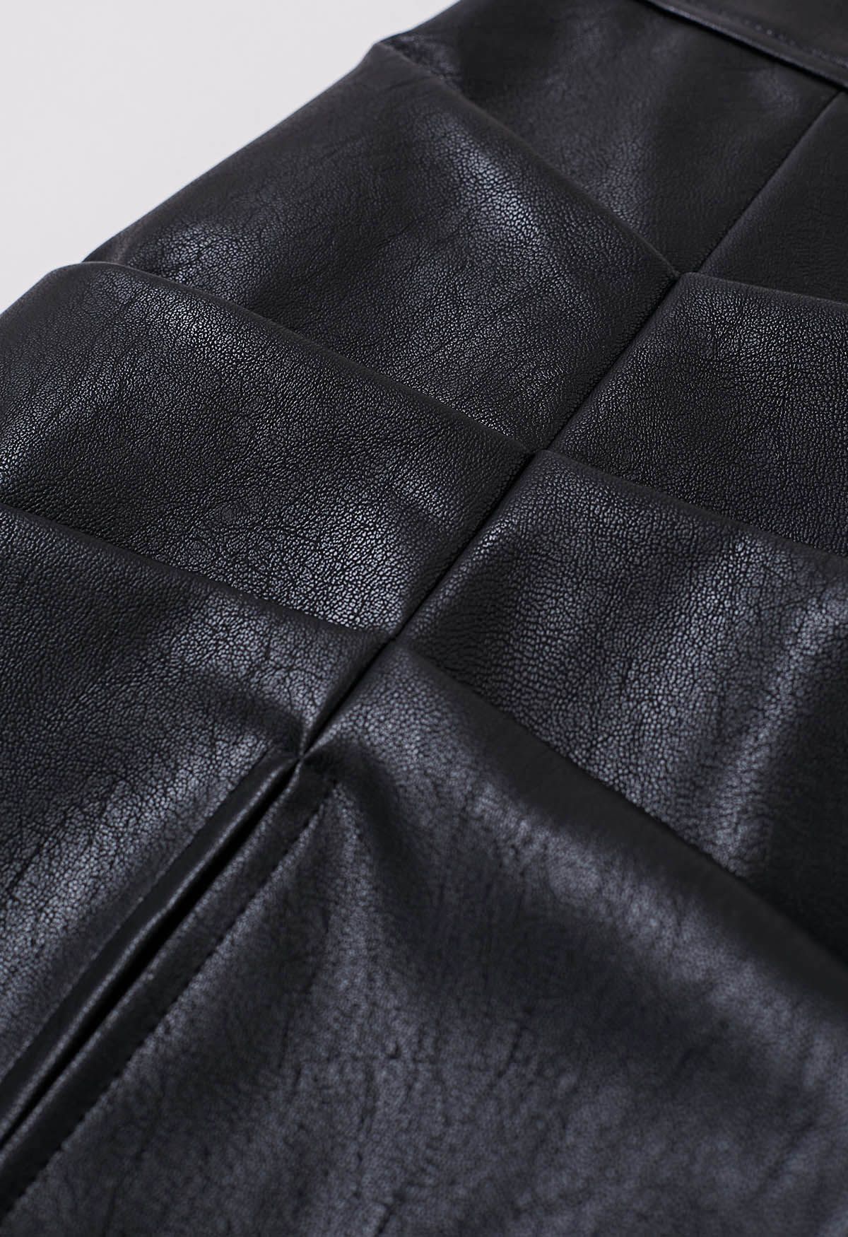 تنورة قصيرة من الجلد الصناعي بتفاصيل طيات باللون الأسود