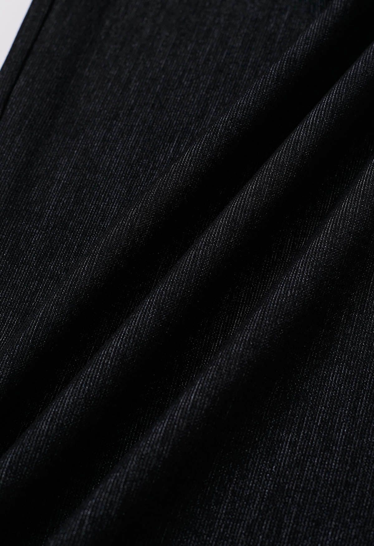 بنطال مريح ذو طيات واسعة الساق باللون الأسود