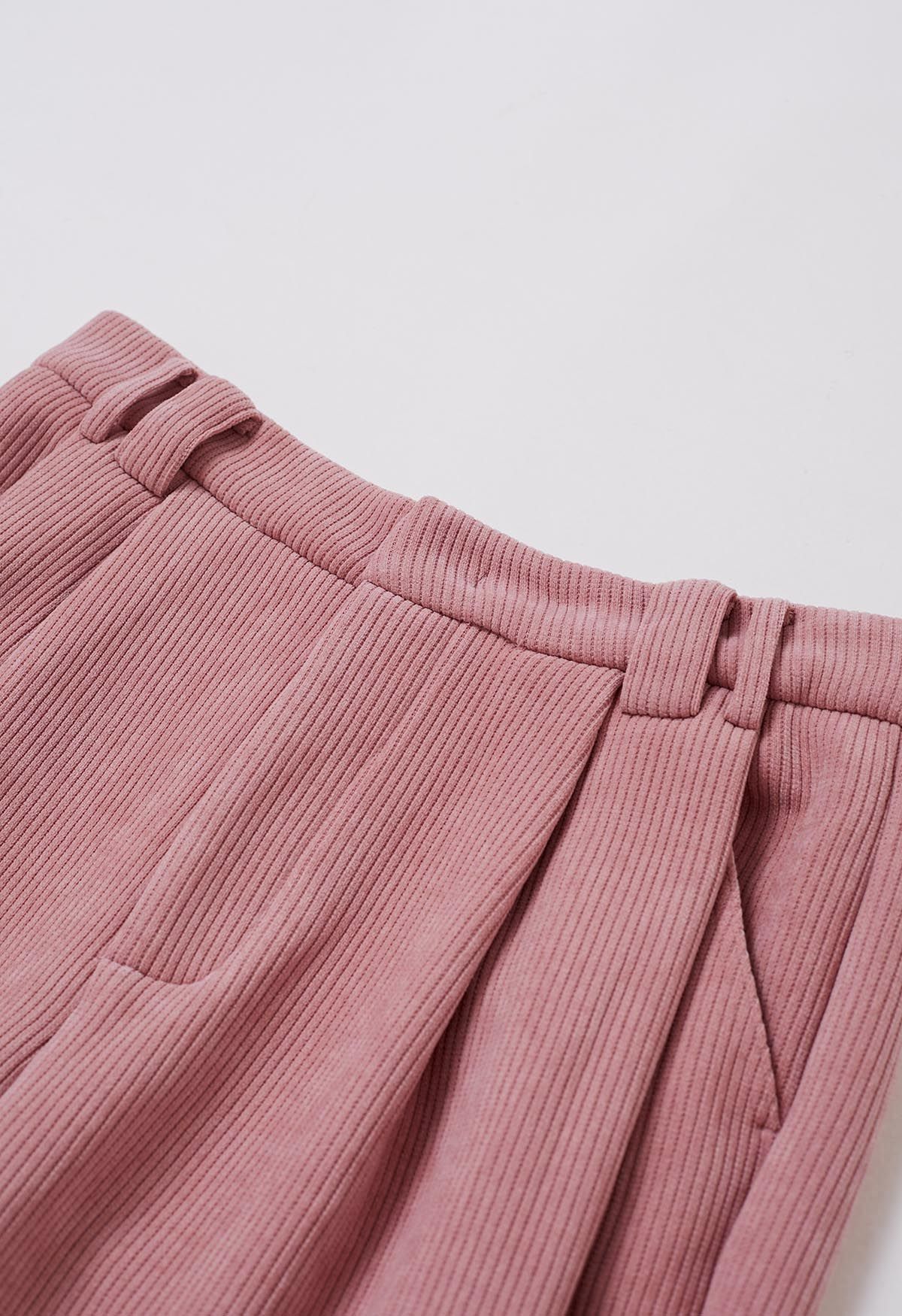 سروال قصير مبطن بالصوف وحزام بأرجل مستقيمة باللون الوردي