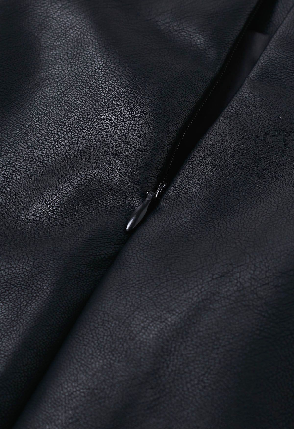 تنورة ميدي من الجلد الصناعي بخصر مرتفع باللون الأسود