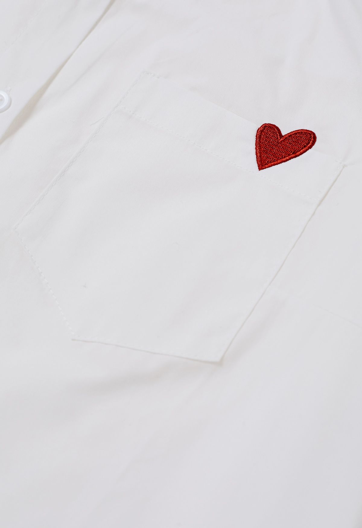 قميص مطرز بجيب على شكل قلب وربطة عنق