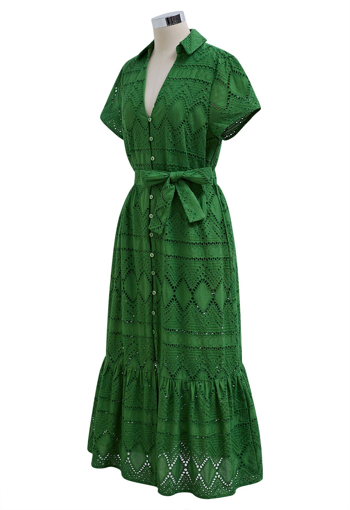 فستان مزين بالخضرة في فصل الربيع ومطرز بفتحات