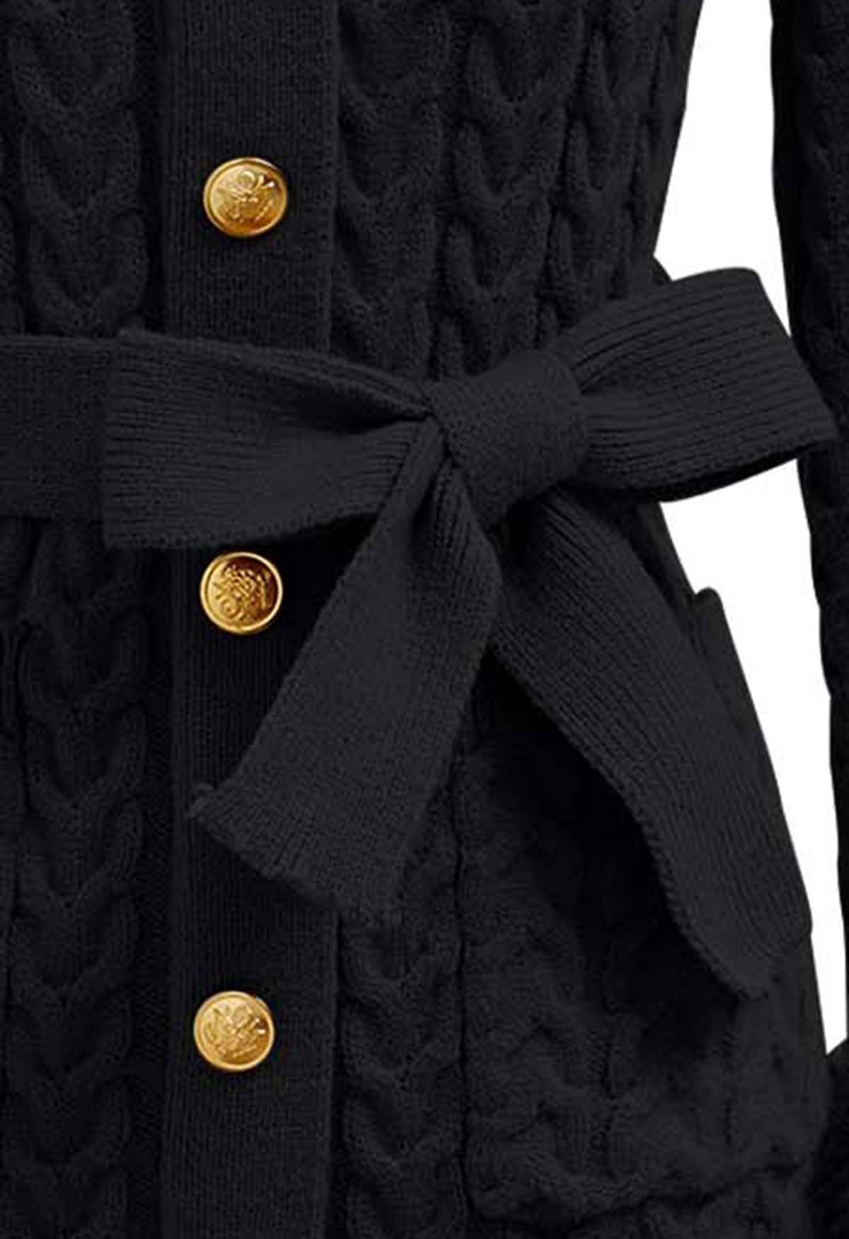 فستان قصير منسوج بأصفاد من الريش وحزام باللون الأسود