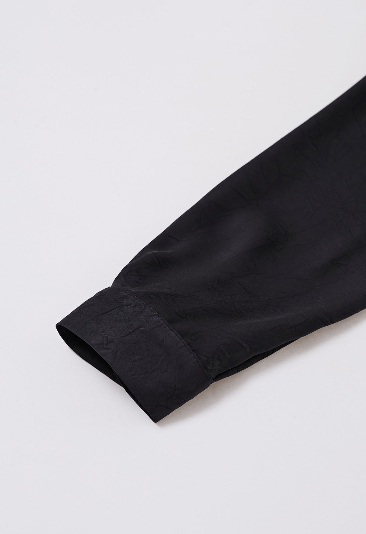 ربطة عنق بأزرار أمامية للخصر باللون الأسود