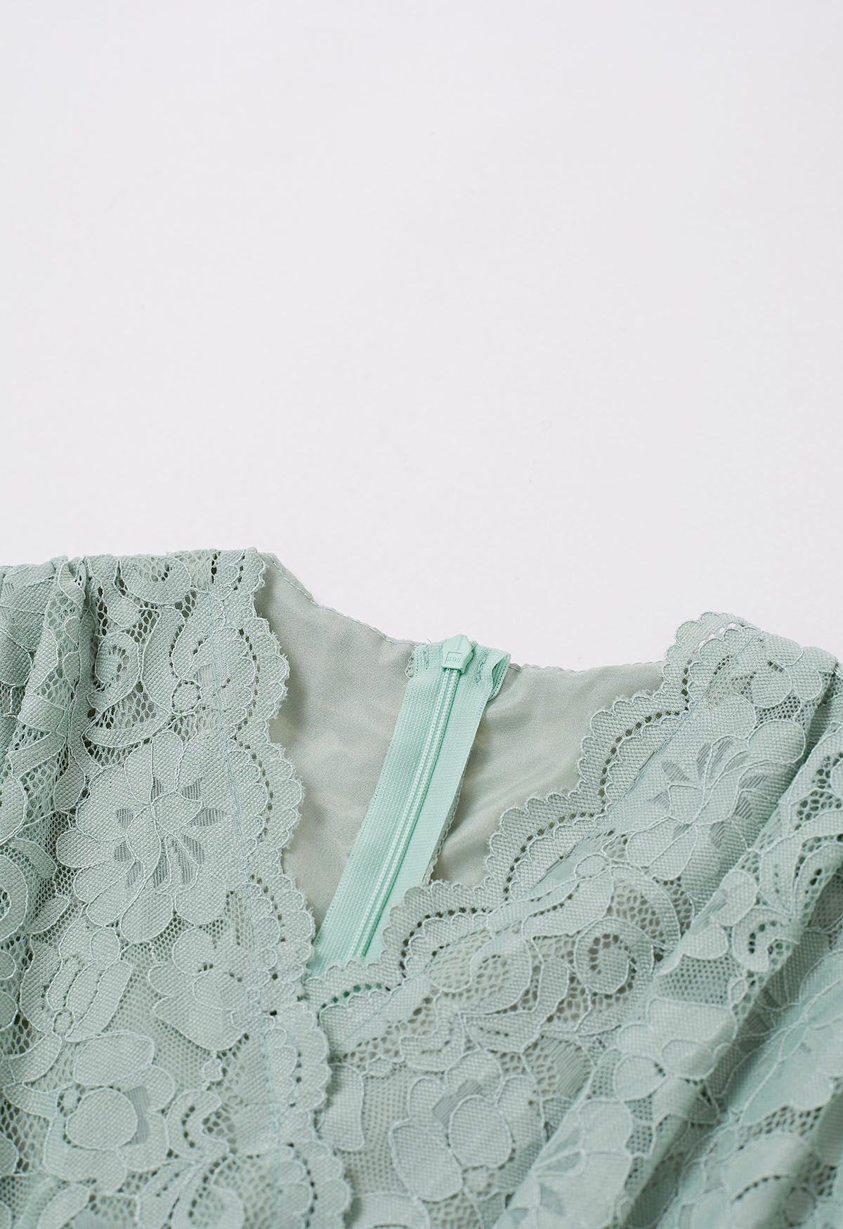 فستان ماكسي شبكي مزين بالدانتيل مزهّر باللون الأخضر البازلاء
