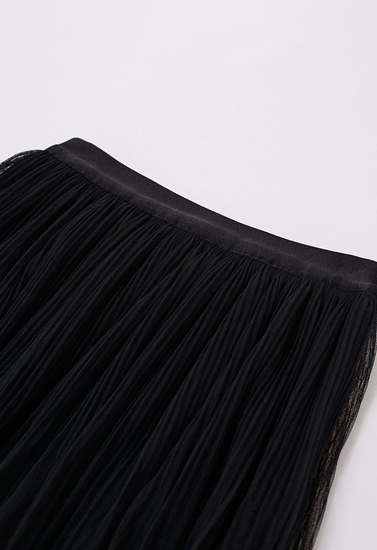 تنورة منمقة بفيونكة من التول الشبكي ذو طبقات من Plisse باللون الأسود